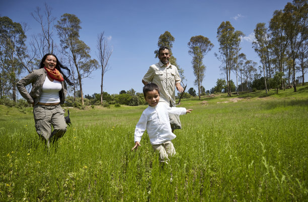 在大自然中探索和学习图片下载