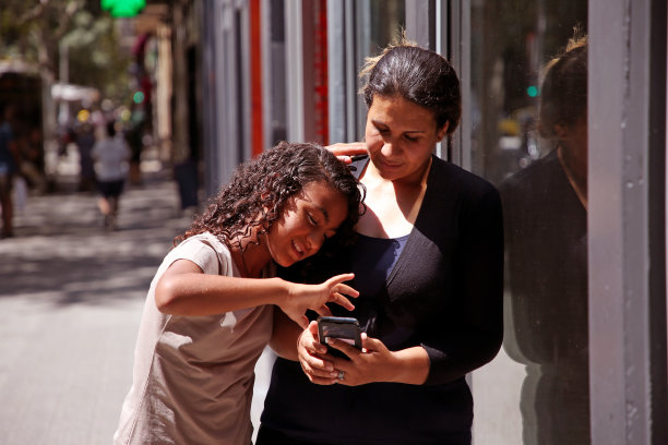 母女和智能手机图片下载