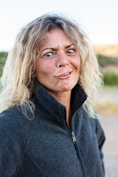 成熟的成年金发女性摆姿势肖像在户外设置图片下载