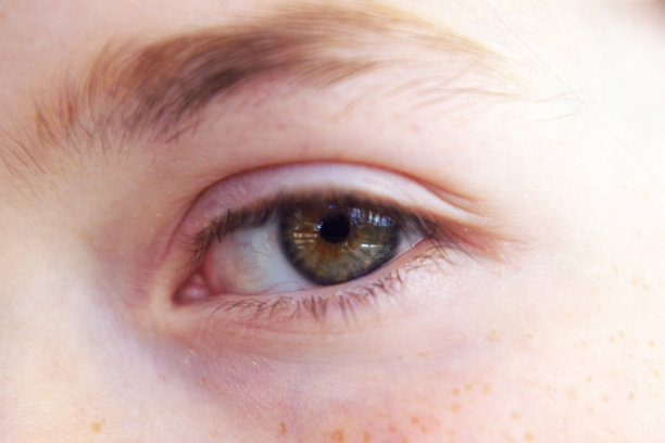 闭上绿眼图片下载