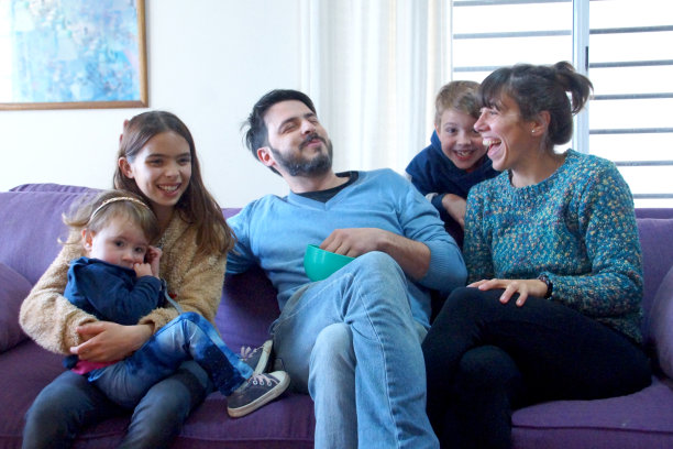 像一家人一样享受生活图片下载