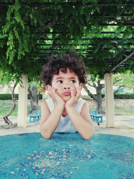 美丽的男孩玩。图片下载