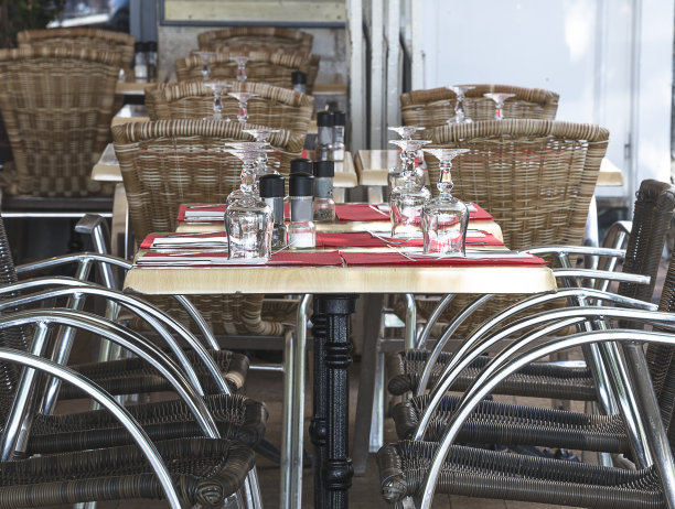 在餐厅里摆放餐具图片下载