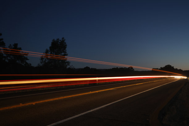 乡村道路上的灯光小径图片下载