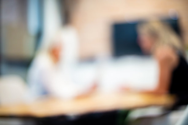 不关注商业背景的成年职场女性图片下载