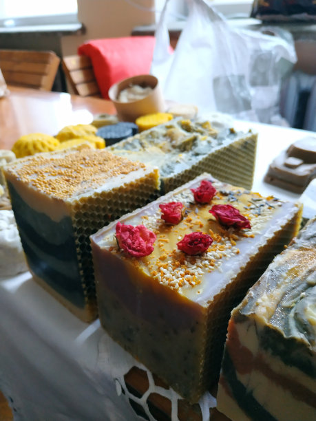 采用天然原料手工制作的肥皂图片下载
