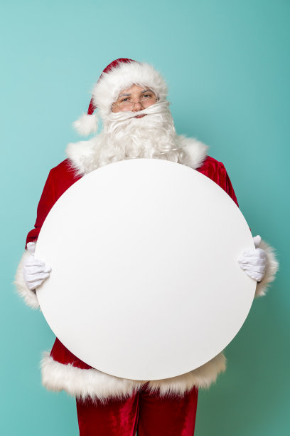 圣诞老人拿着一个空白纸板圈图片下载