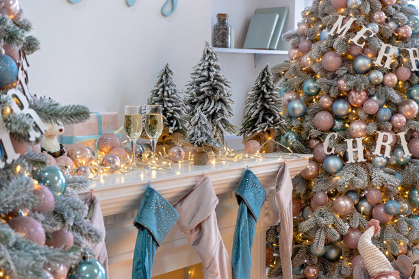 白色客厅的特写，大窗户和圣诞新年装饰，灯光花环和香槟玻璃图片下载