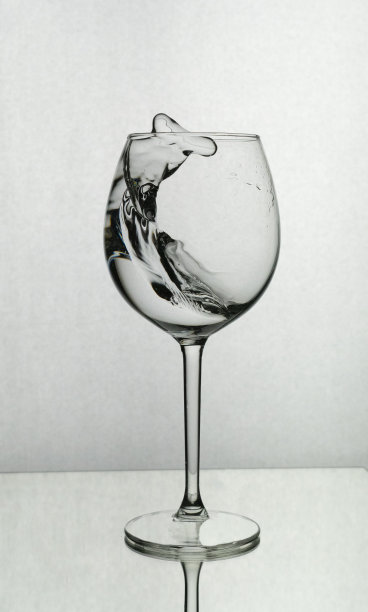 在酒杯里洒点水图片下载