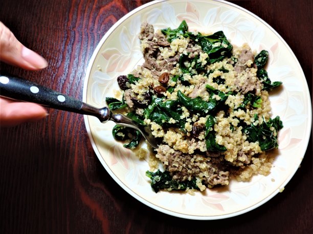 与牛肉、藜麦、菠菜、葡萄干一起翻炒。图片下载