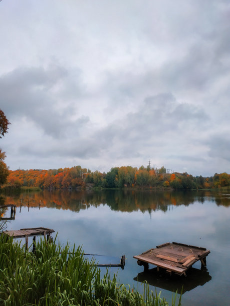 湖边的木砌筑。在一个平静的早晨水库岸边的腐烂的码头。图片下载