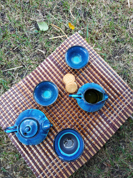 蓝色陶瓷茶壶，配红茶和绿茶。图片下载