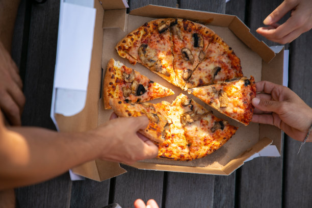 朋友们吃披萨的剪影图片下载