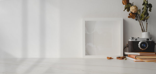 最小工作空间的近景模拟框架和老式相机在白色木桌上图片下载