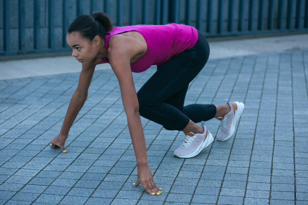 跑步者的手和脚在地面stock照片图片下载