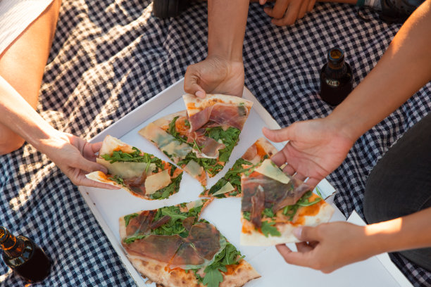 顶视图的披萨盒上的格子图片下载