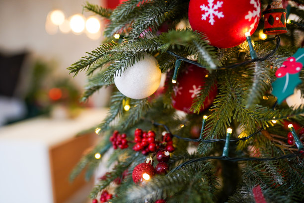 圣诞树的背景和装饰用模糊，火花，发光。新年主题快乐图片下载