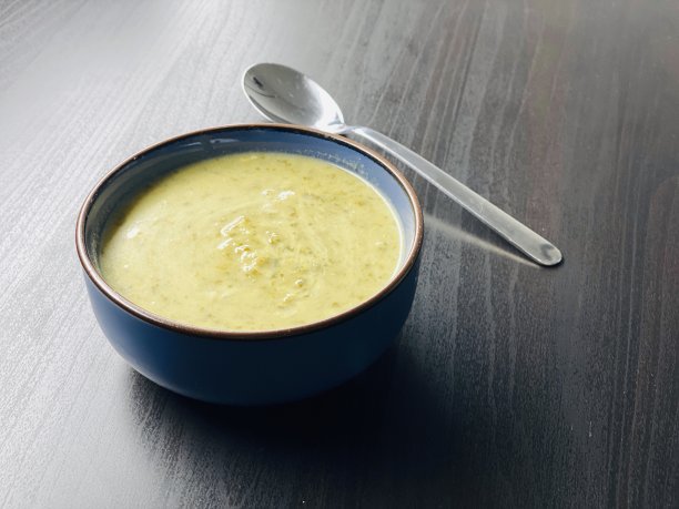 可爱的健康新鲜的碗汤图片下载