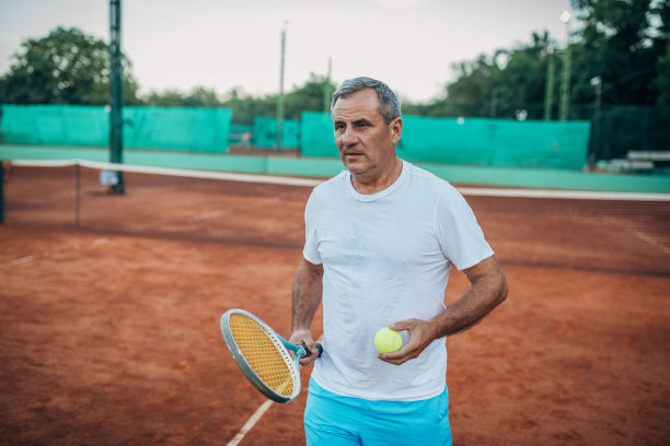 一位老人准备打网球图片下载