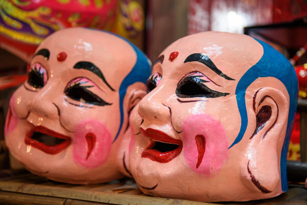 一组手工制作的佛面面具，用于中国新年舞狮图片下载