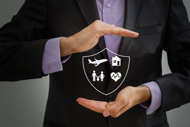 房地产的报价。商人拿着房子的人造模型图片下载