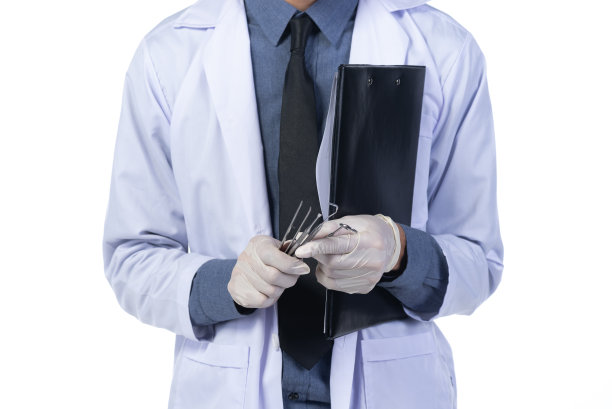 牙医肖像和牙科设备，在白色的背景图片下载