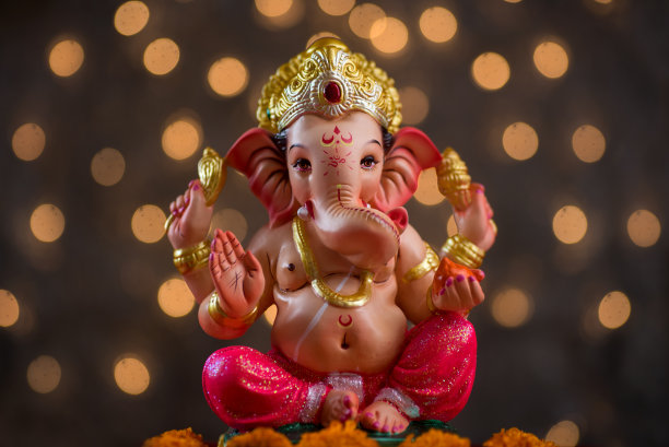 印度教神甘尼萨在模糊的散景背景，甘尼萨神像。图片下载