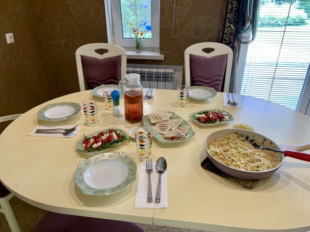 自制意大利午餐配三文鱼干面条图片下载