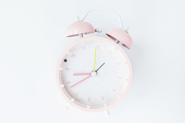 复古闹钟粉红色的白色背景。休息几个小时的时间生活好。平铺，俯视图，复制空间，模型，头顶图片下载