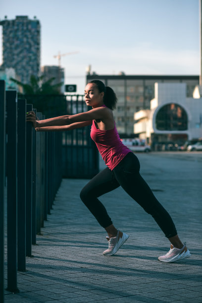 户外俯卧撑靠近栏杆的照片图片下载