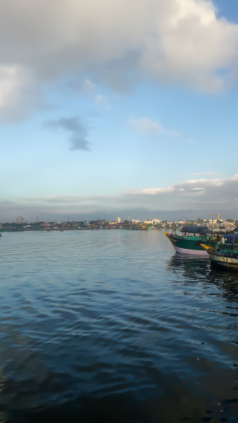 这是一幅停在海边的渔船的照片。图片下载