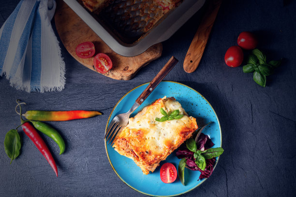 加番茄酱和罗勒的辣千层面图片下载