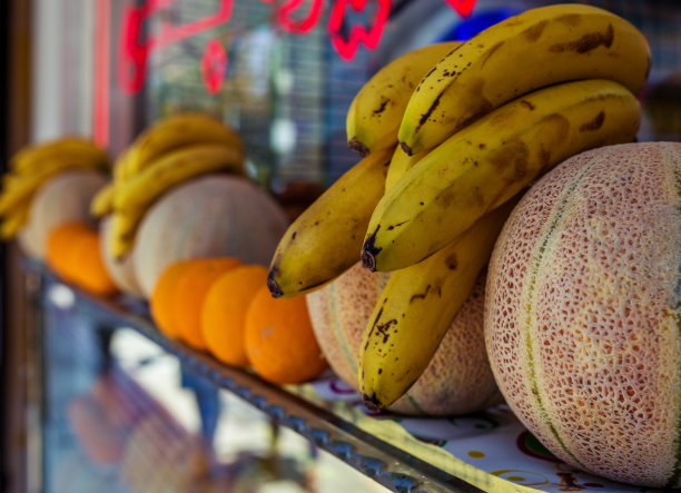 夏天的水果。西瓜、香蕉图片下载