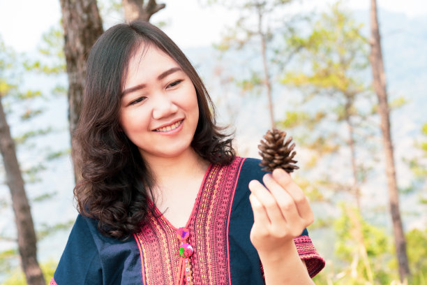 看松果的女人。图片下载