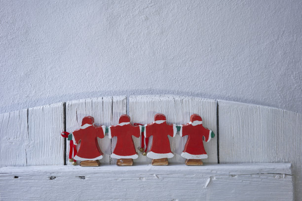 圣诞老人在白色背景前图片下载