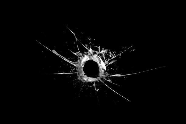 黑色背景上玻璃上的洞和裂缝图片下载