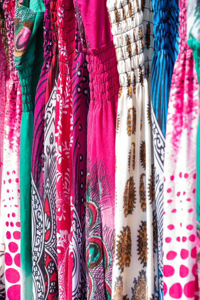 户外市场上出售的色彩鲜艳的太阳裙图片下载