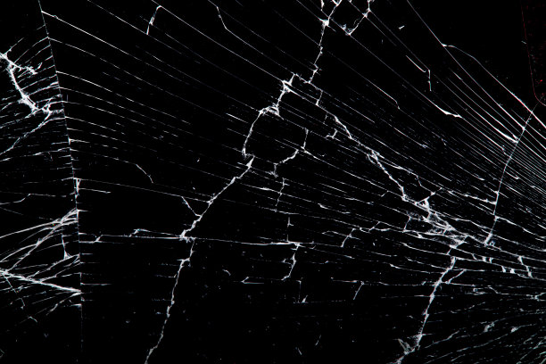 破碎的玻璃孤立在黑色背景上。图片下载