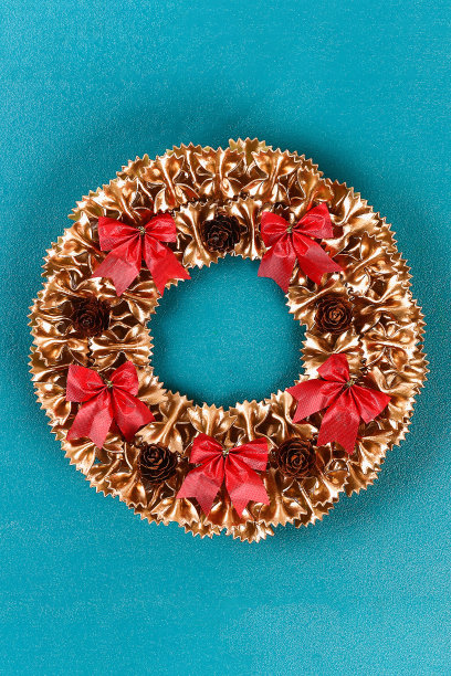 Diy圣诞面食花环在蓝色的背景。礼物创意，装饰圣诞，圣诞，新年图片下载