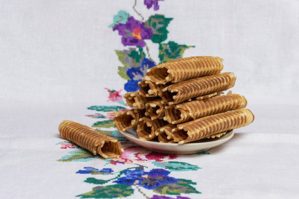 金色的华夫饼堆在碟子上。图片下载