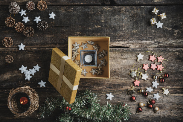 顶视图的金色假日礼盒与蜡烛在它图片下载