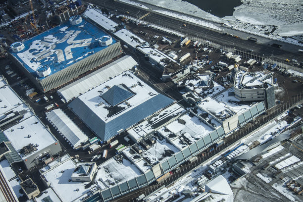 冬季大城市的俯视图。工业城市全景城市景观。图片下载