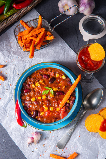 辣味牛肉配红薯和辣味玉米片图片下载