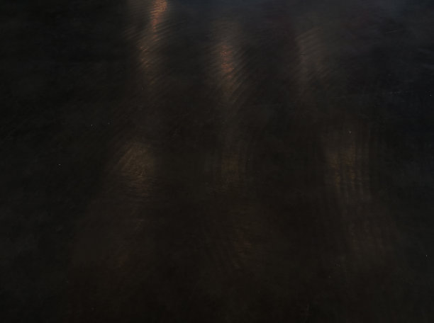 旧的黑色地板，深色背景，橡胶地砖黑色，垃圾纹理。图片下载