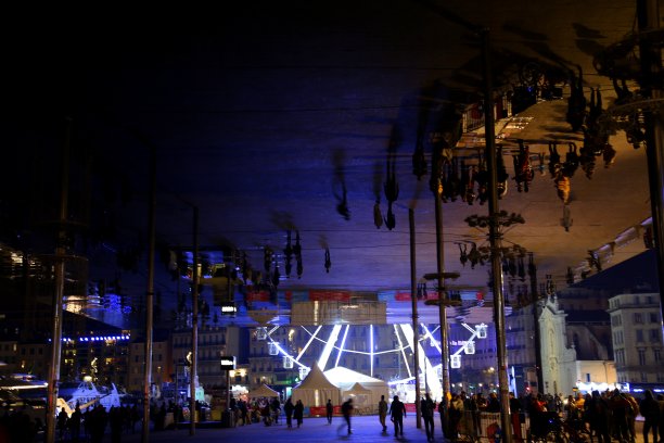 傍晚的路人，在法国马赛的Vieux港的建筑中沉思图片下载