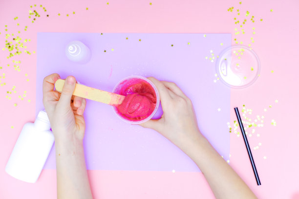 如何在家制作粘液。孩子们的艺术项目。DIY的概念。孩子们用手在粉红色上制作黏液玩具。一步一步的照片说明。步骤9图片下载