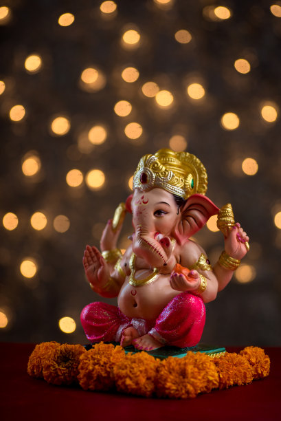 印度教神甘尼萨在模糊的散景背景，甘尼萨神像。图片下载