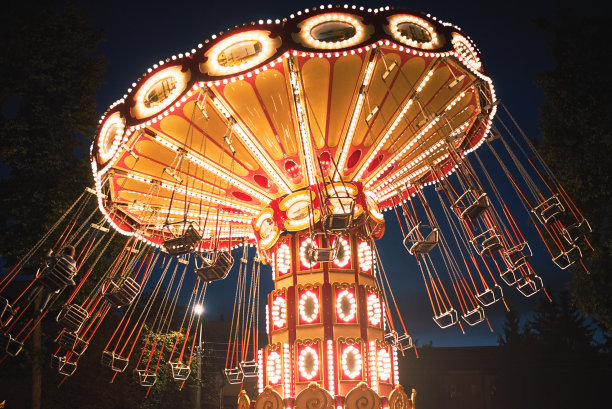 在游乐园的灯光链旋转木马在晚上图片下载