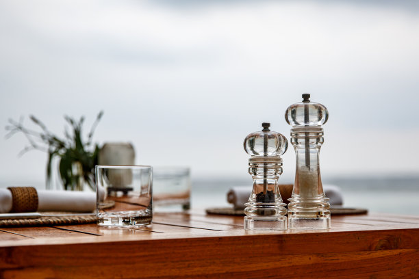 海边咖啡馆桌上的胡椒和盐瓶。图片下载