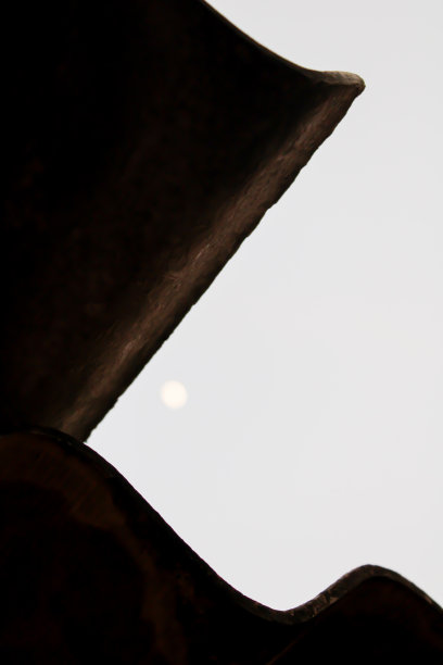 这幅图显示了一个太阳在屋顶后面玩捉迷藏。图片下载